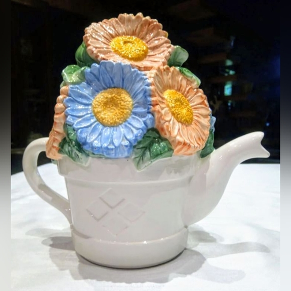 Big Lakehouse sunflower & ladybug, chalkware tea pot. - Picture 5 of 14